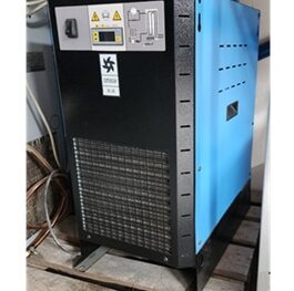 Wynajem osuszacza ziębniczego, wydajność przy 7bar: 3,92m3/min, wymiary: 356x552x684mm, przyłącze 1″, waga: 56kg, cena za 1 dzień Wynajem osuszacza ziębniczego, wydajność przy 7bar: 3,92m3/min, wymiary: 356x552x684mm, przyłącze 1″, waga: 56kg, cena za 1 dzień