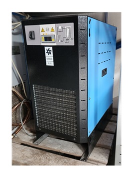 Wynajem osuszacza ziębniczego, wydajność przy 7bar: 3,92m3/min, wymiary: 356x552x684mm, przyłącze 1″, waga: 56kg, cena za 1 dzień Wynajem osuszacza ziębniczego, wydajność przy 7bar: 3,92m3/min, wymiary: 356x552x684mm, przyłącze 1″, waga: 56kg, cena za 1 dzień