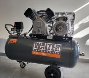 Kompresor tłokowy, wydajność(wydmuch): 340l/min, 10 bar, moc silnika: 2,2kW, pojeność zbiornika: 100l, wymiary: 1150x490x850m, waga: 86kg, zasilanie: 400V